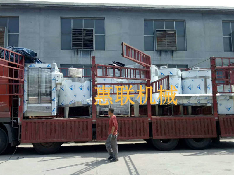 全套洗瓶灌裝生產線發往山西