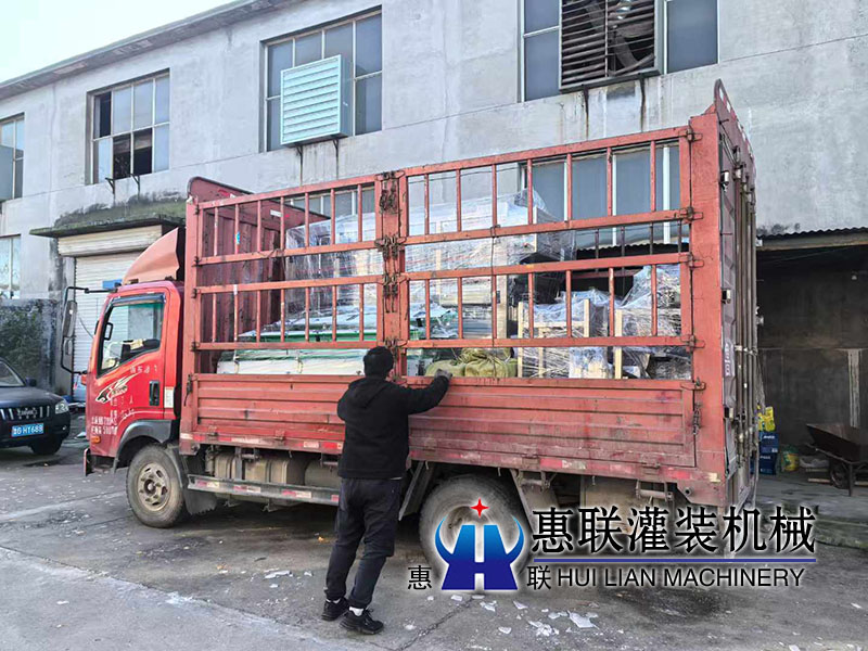 全自動灌裝洗瓶機出口發(fā)貨